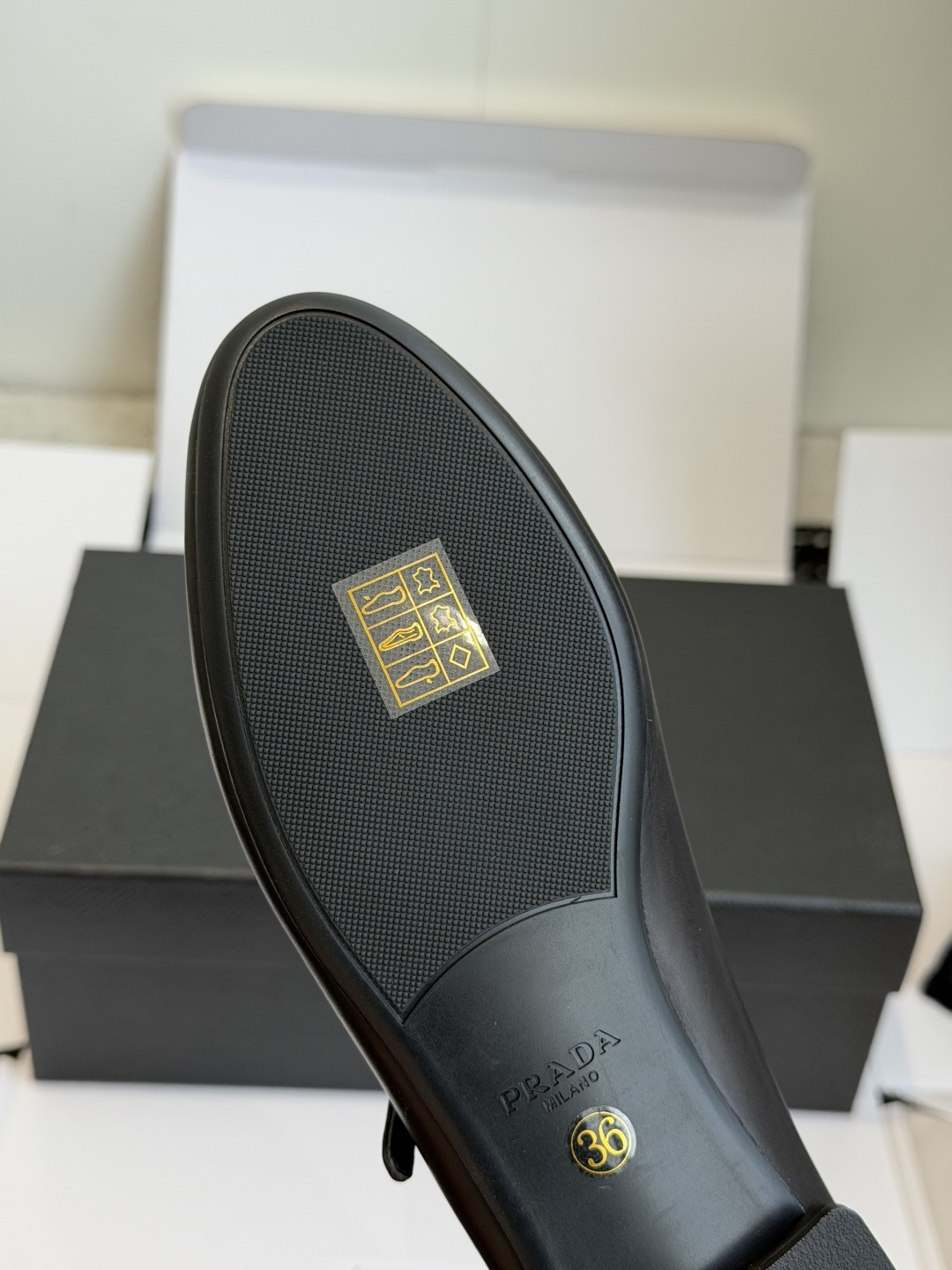 东莞代购级 prada 普拉达26ss新款单鞋  上班、约会、都非常ok的款，简约精练，时尚款单鞋 面料：羊皮 内里：羊