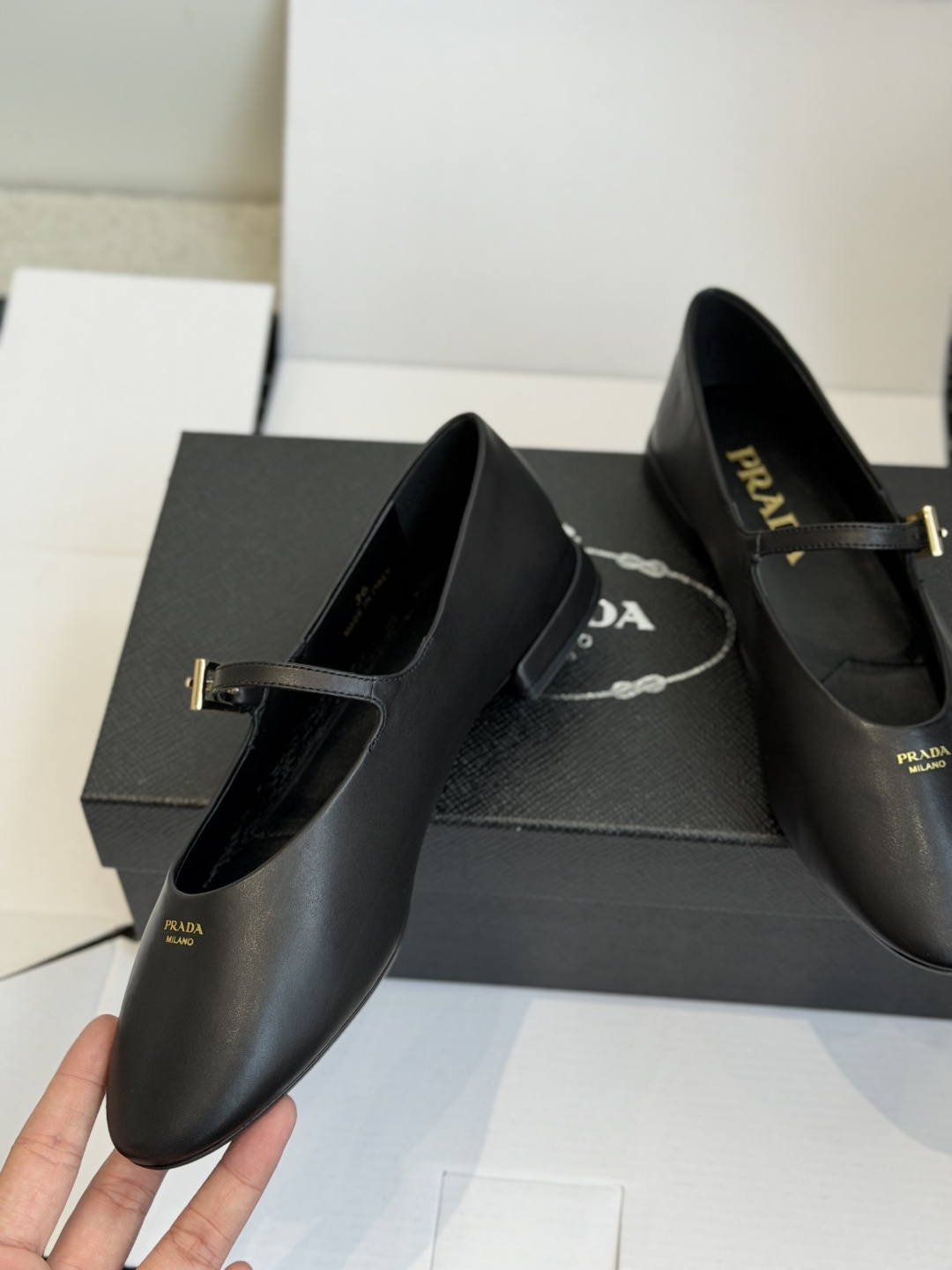 东莞代购级 prada 普拉达26ss新款单鞋  上班、约会、都非常ok的款，简约精练，时尚款单鞋 面料：羊皮 内里：羊