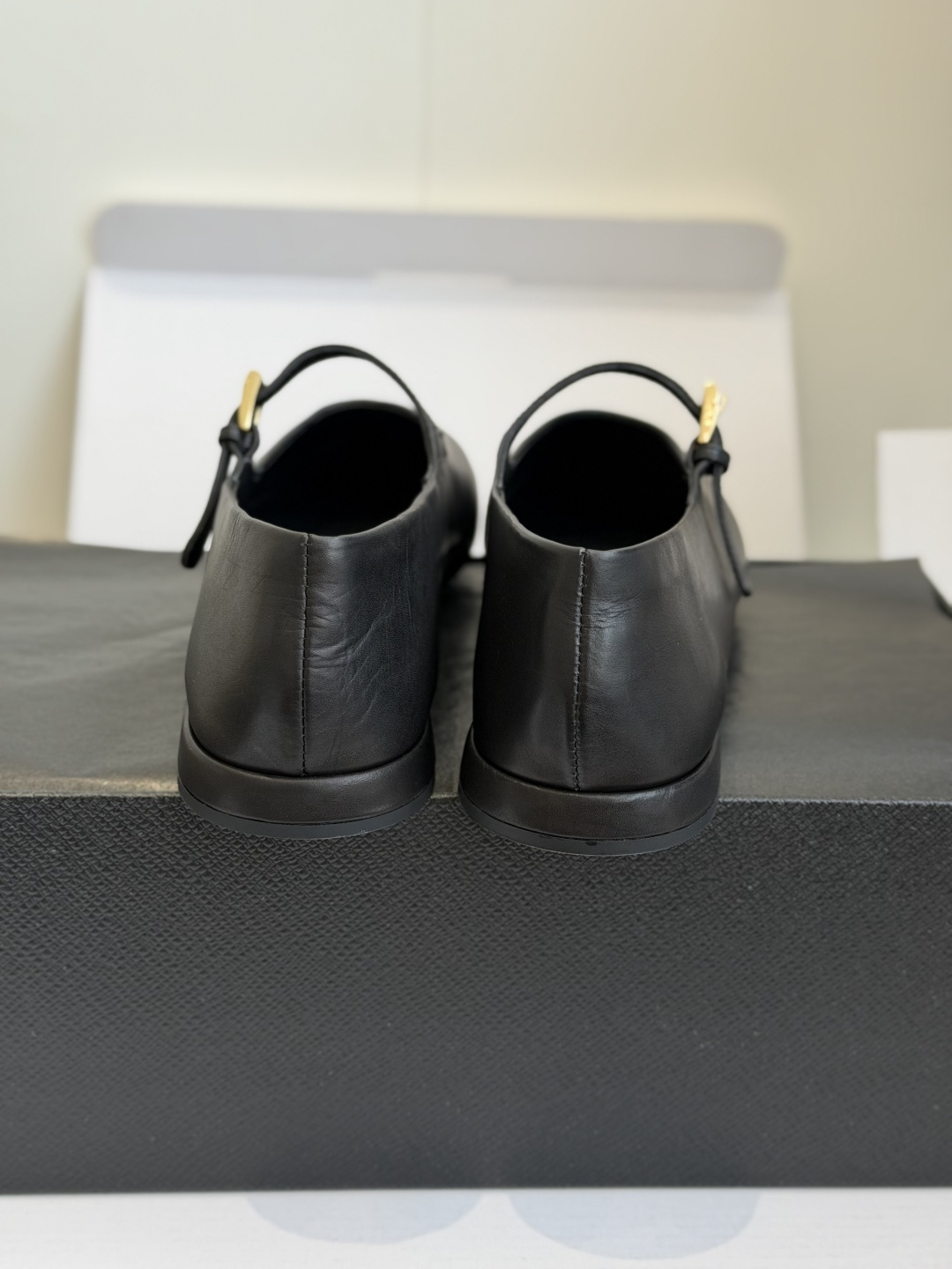 东莞代购级 prada 普拉达26ss新款单鞋  上班、约会、都非常ok的款，简约精练，时尚款单鞋 面料：羊皮 内里：羊