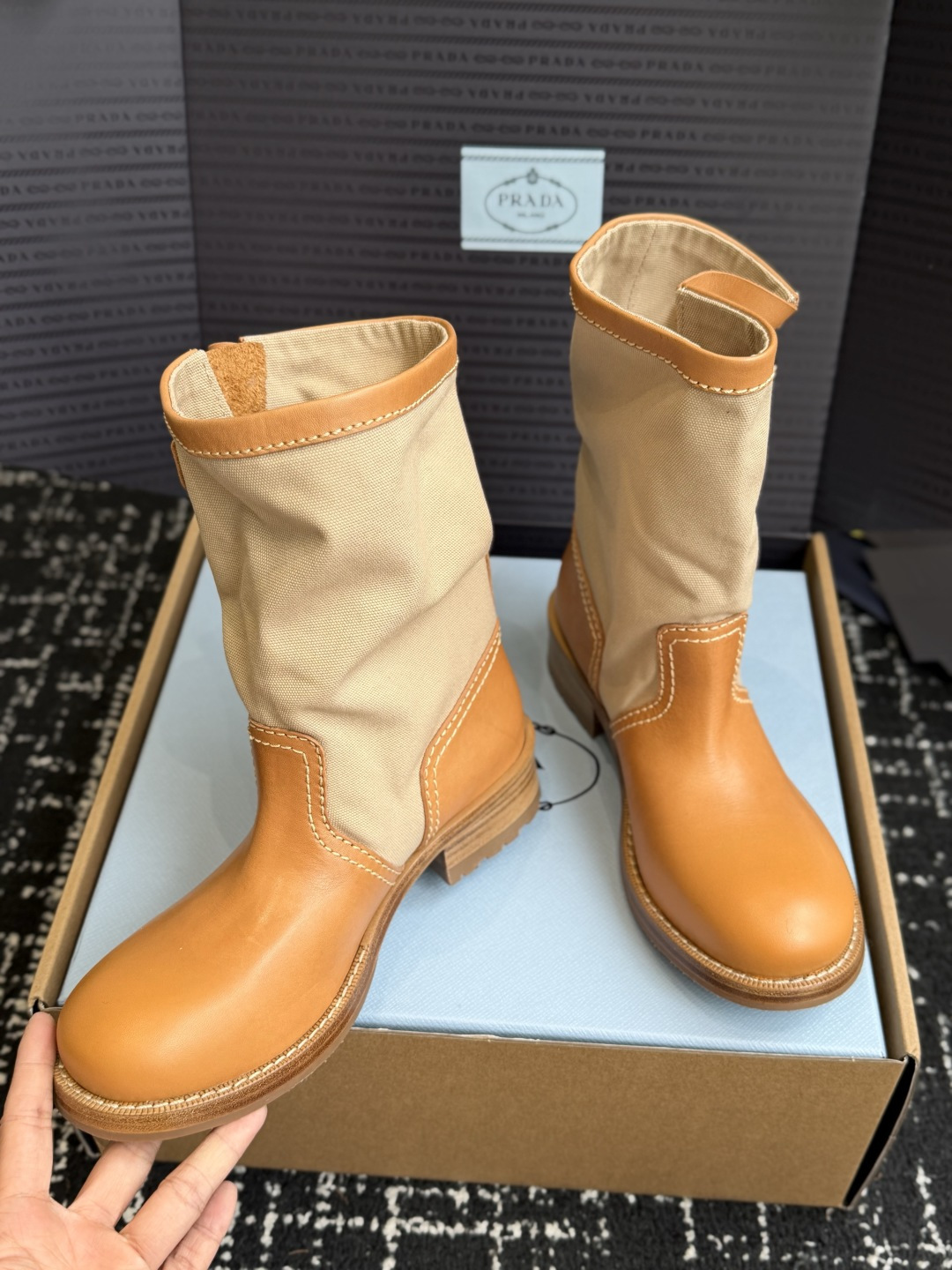 东莞代购级Prada普拉达 26ss 秋冬 复古西部牛仔靴 时尚机车马丁靴，独到味道，人人都爱也轻松驾驭  每年都会爆.