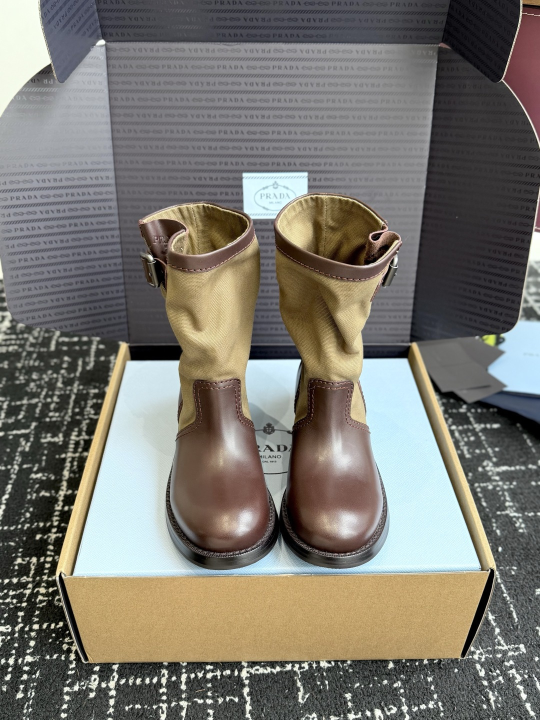 东莞代购级Prada普拉达 26ss 秋冬 复古西部牛仔靴 时尚机车马丁靴,独到味道,人人都爱也轻松驾驭 每年都会爆. 东莞代购级Prada普拉达 26ss 秋冬 复古西部牛仔靴 时尚机车马丁靴,独到味道,人人都爱也轻松驾驭 每年都会爆.