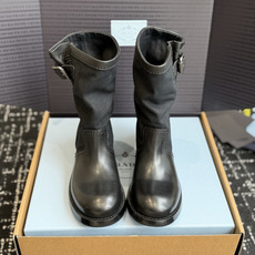 东莞代购级 Prada普拉达 26ss 秋冬 复古西部牛仔靴 时尚机车马丁靴,独到味道,人人都爱也轻松驾驭 每年都会爆 东莞代购级 Prada普拉达 26ss 秋冬 复古西部牛仔靴 时尚机车马丁靴,独到味道,人人都爱也轻松驾驭 每年都会爆