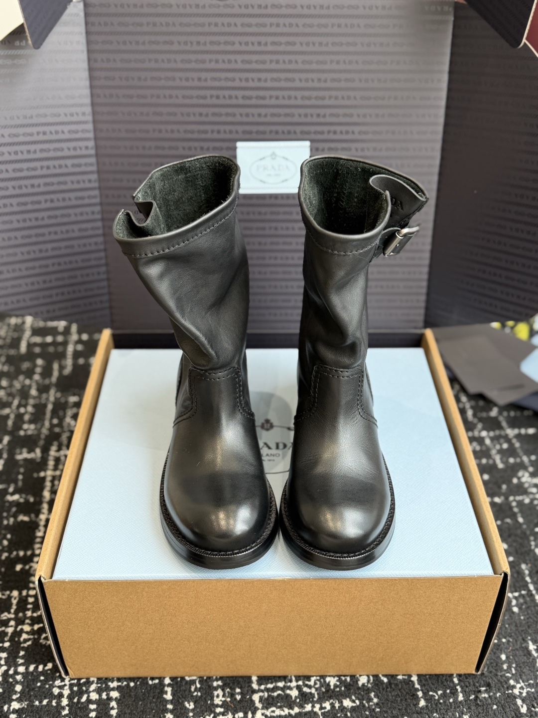 东莞代购级 Prada普拉达 26ss 秋冬 复古西部牛仔靴 时尚机车马丁靴,独到味道,人人都爱也轻松驾驭 每年都会 东莞代购级 Prada普拉达 26ss 秋冬 复古西部牛仔靴 时尚机车马丁靴,独到味道,人人都爱也轻松驾驭 每年都会
