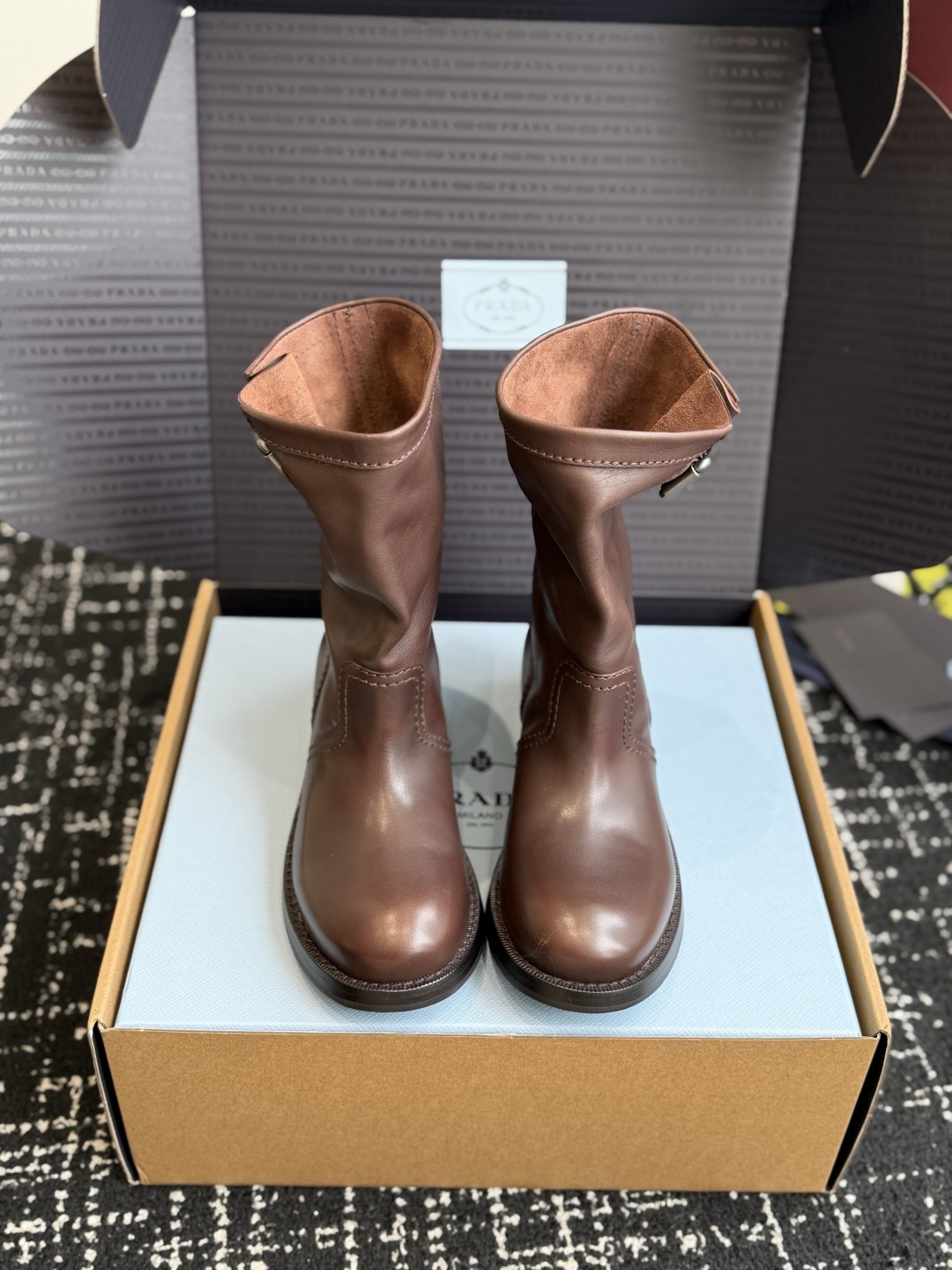 东莞代购级 Prada普拉达 26ss 秋冬 复古西部牛仔靴 时尚机车马丁靴，独到味道，人人都爱也轻松驾驭  每年都会爆