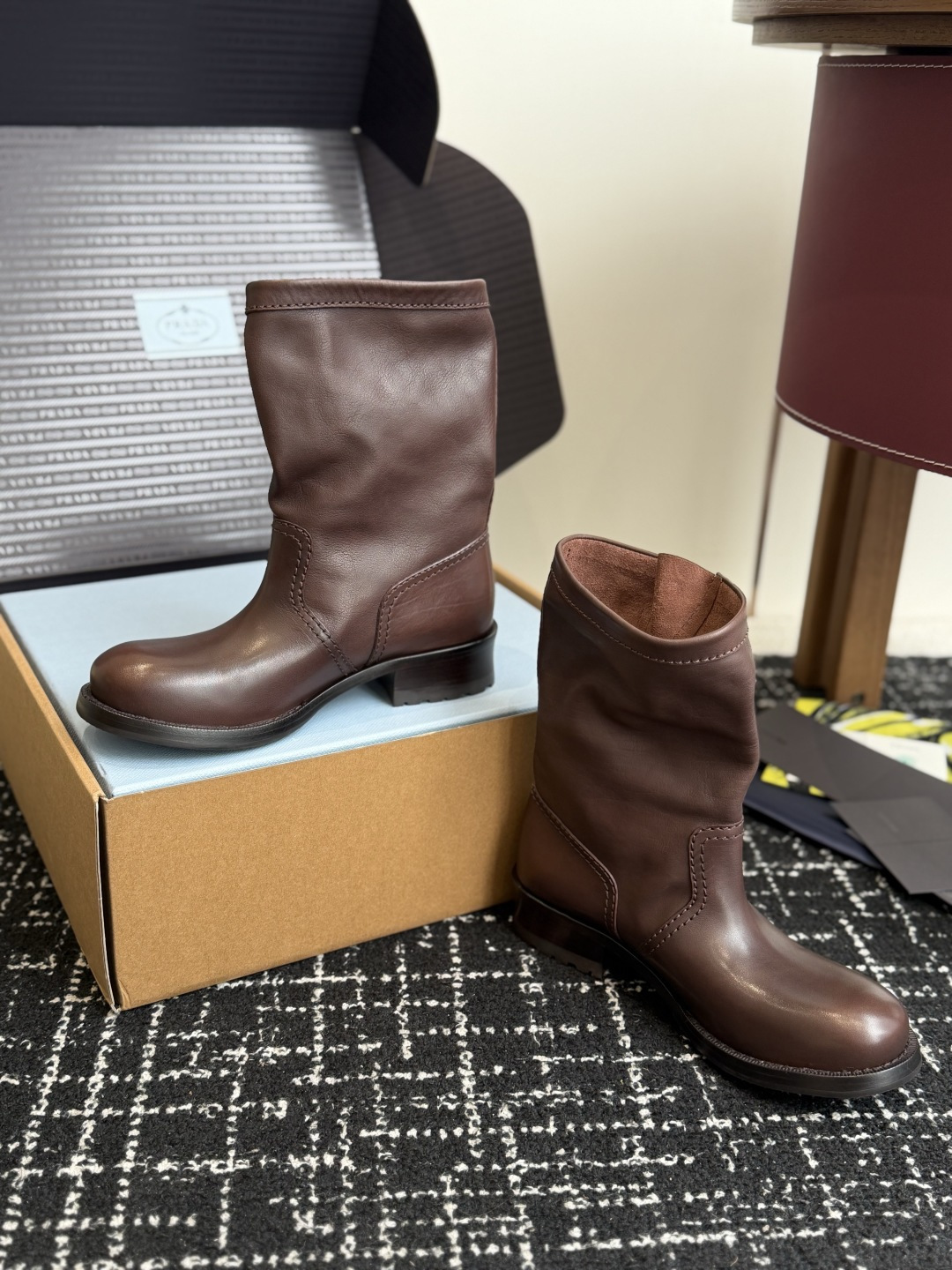 东莞代购级 Prada普拉达 26ss 秋冬 复古西部牛仔靴 时尚机车马丁靴，独到味道，人人都爱也轻松驾驭  每年都会爆