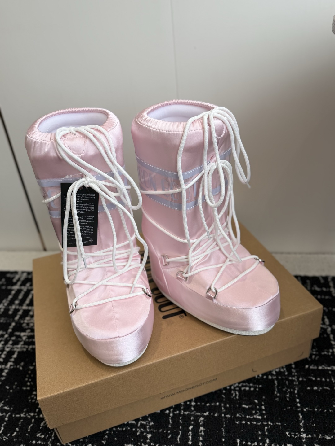 代购级 Moon Boot 26ss 秋冬最新款雪地靴系列……丑萌雪地短靴 忘了UGG吧,时髦人都在穿Moon Boot 代购级 Moon Boot 26ss 秋冬最新款雪地靴系列……丑萌雪地短靴 忘了UGG吧,时髦人都在穿Moon Boot