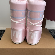 代购级 Moon Boot 26ss 秋冬最新款雪地靴系列……丑萌雪地短靴 忘了UGG吧,时髦人都在穿Moon Boot 代购级 Moon Boot 26ss 秋冬最新款雪地靴系列……丑萌雪地短靴 忘了UGG吧,时髦人都在穿Moon Boot
