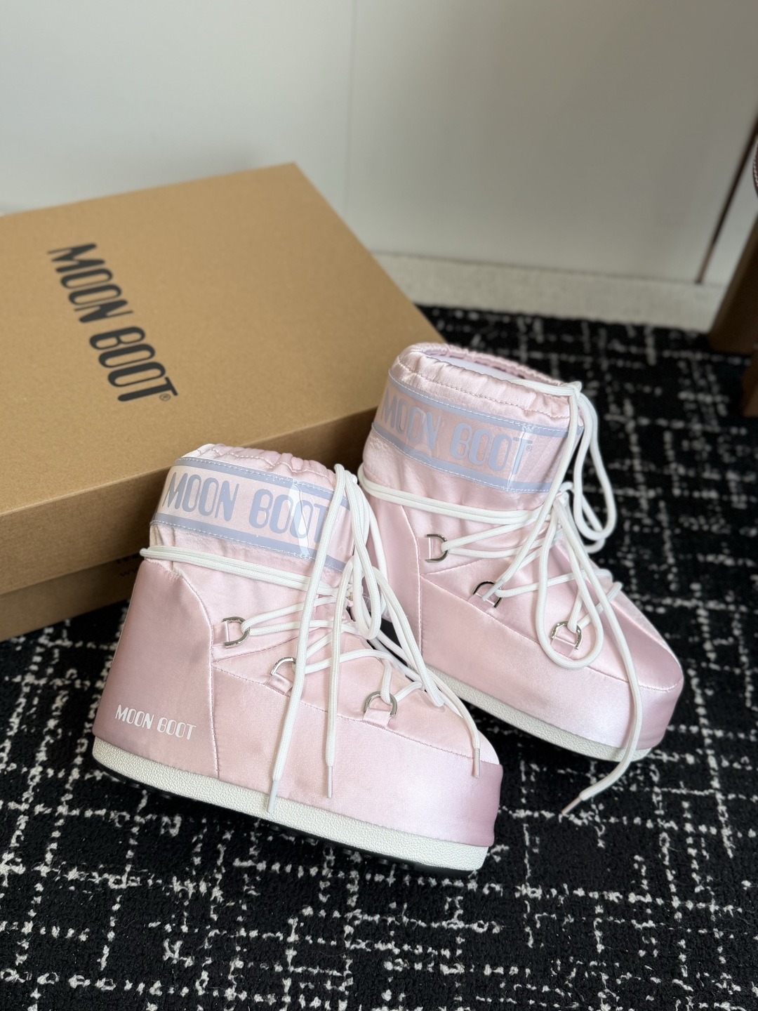 代购级 Moon Boot 26ss 秋冬最新款雪地靴系列……丑萌雪地短靴 忘了UGG吧,时髦人都在穿Moon Boot 代购级 Moon Boot 26ss 秋冬最新款雪地靴系列……丑萌雪地短靴 忘了UGG吧,时髦人都在穿Moon Boot