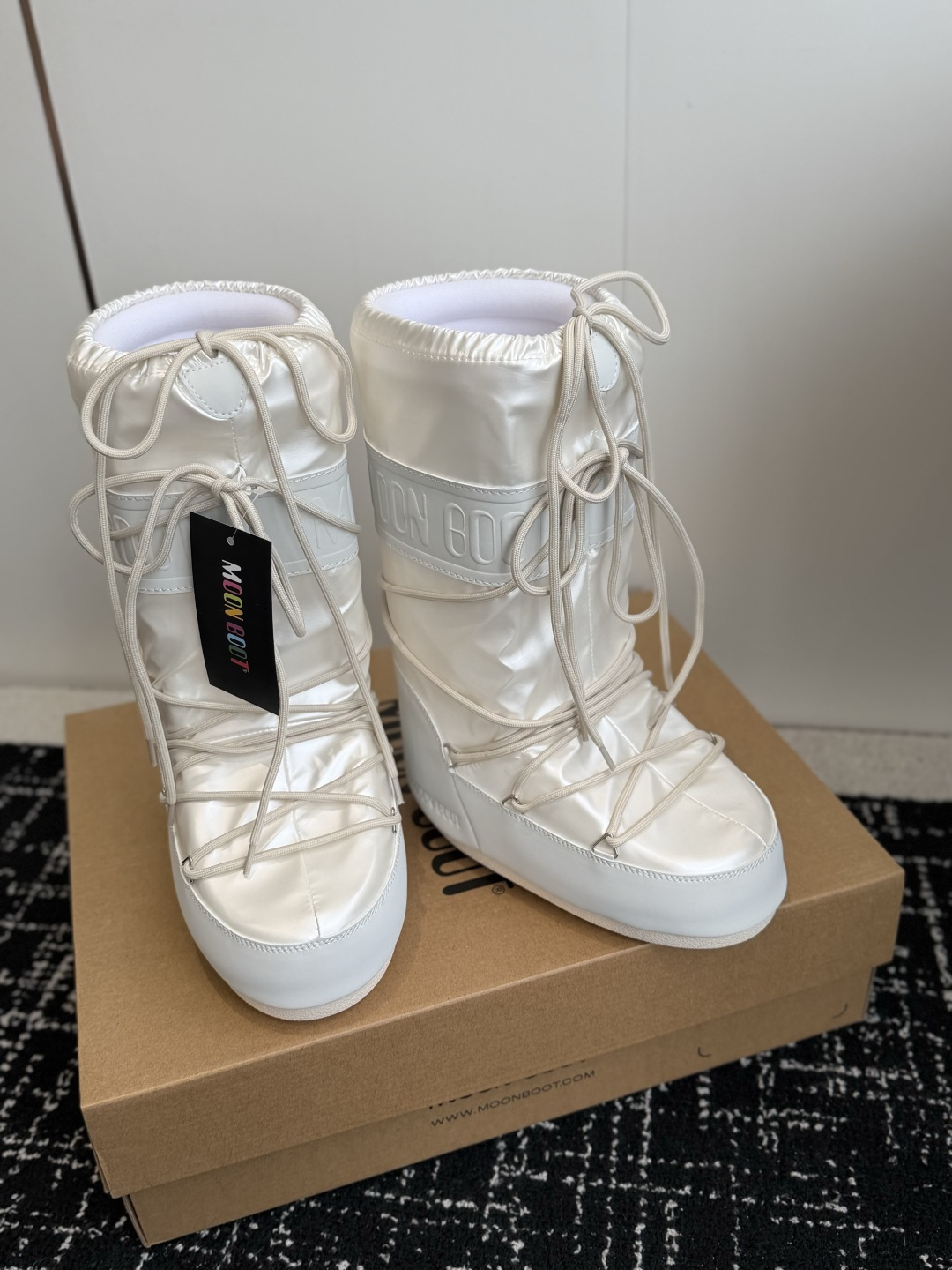 代购级 Moon Boot 26ss 秋冬最新款雪地靴系列……丑萌雪地短靴 忘了UGG吧，时髦人都在穿Moon Boot