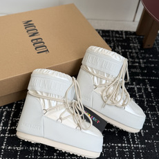 代购级 Moon Boot 26ss 秋冬最新款雪地靴系列……丑萌雪地短靴 忘了UGG吧,时髦人都在穿Moon Boot 代购级 Moon Boot 26ss 秋冬最新款雪地靴系列……丑萌雪地短靴 忘了UGG吧,时髦人都在穿Moon Boot