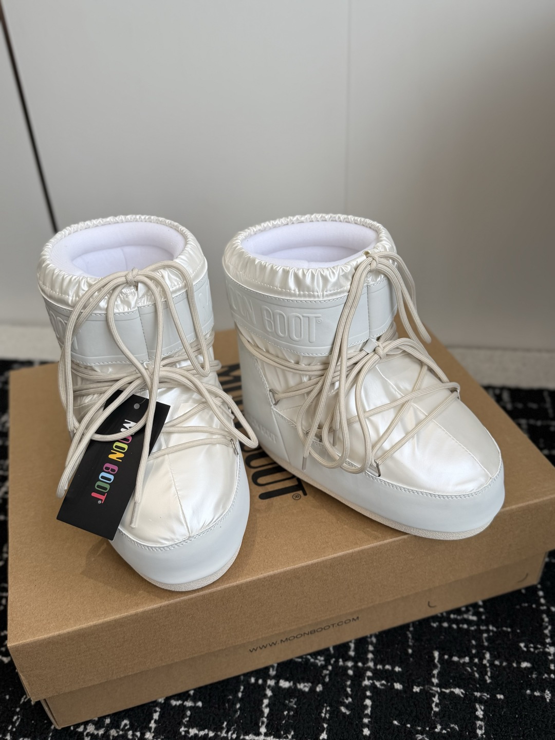 代购级 Moon Boot 26ss 秋冬最新款雪地靴系列……丑萌雪地短靴 忘了UGG吧,时髦人都在穿Moon Boot 代购级 Moon Boot 26ss 秋冬最新款雪地靴系列……丑萌雪地短靴 忘了UGG吧,时髦人都在穿Moon Boot