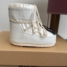 代购级 Moon Boot 26ss 秋冬最新款雪地靴系列……丑萌雪地短靴 忘了UGG吧,时髦人都在穿Moon Boot 代购级 Moon Boot 26ss 秋冬最新款雪地靴系列……丑萌雪地短靴 忘了UGG吧,时髦人都在穿Moon Boot
