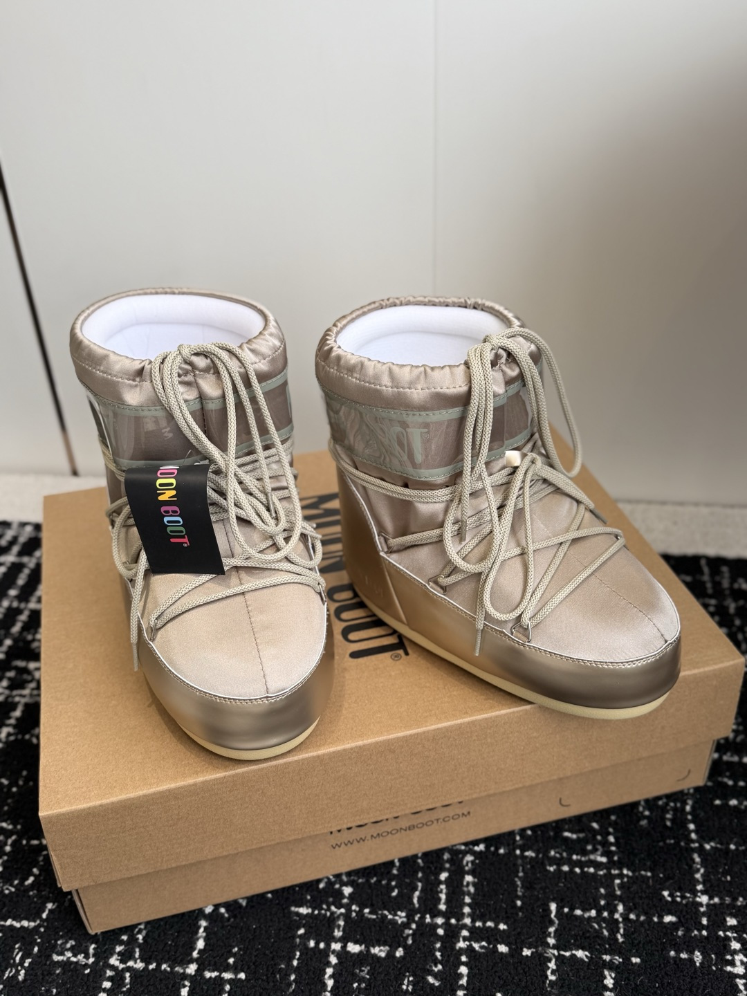 代购级 Moon Boot 26ss 秋冬最新款雪地靴系列……丑萌雪地短靴 忘了UGG吧，时髦人都在穿Moon Boot