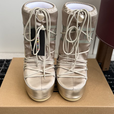 代购级 Moon Boot 26ss 秋冬最新款雪地靴系列……丑萌雪地短靴 忘了UGG吧,时髦人都在穿Moon Boo 代购级 Moon Boot 26ss 秋冬最新款雪地靴系列……丑萌雪地短靴 忘了UGG吧,时髦人都在穿Moon Boo