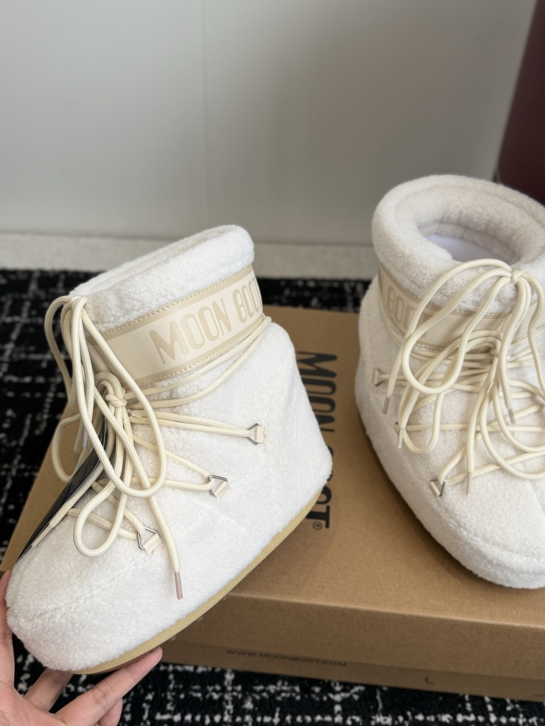 代购级短靴Moon Boot 26ss 秋冬最新款雪地靴系列……丑萌雪地短靴 忘了UGG吧，时髦人都在穿Moon Boo