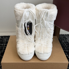 代购级 长靴 Moon Boot 26ss 秋冬最新款雪地靴系列……丑萌雪地短靴 忘了UGG吧,时髦人都在穿Moon B 代购级 长靴 Moon Boot 26ss 秋冬最新款雪地靴系列……丑萌雪地短靴 忘了UGG吧,时髦人都在穿Moon B