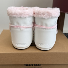 代购级短靴Moon Boot 26ss 秋冬最新款雪地靴系列……丑萌雪地短靴 忘了UGG吧,时髦人都在穿Moon Boo 代购级短靴Moon Boot 26ss 秋冬最新款雪地靴系列……丑萌雪地短靴 忘了UGG吧,时髦人都在穿Moon Boo