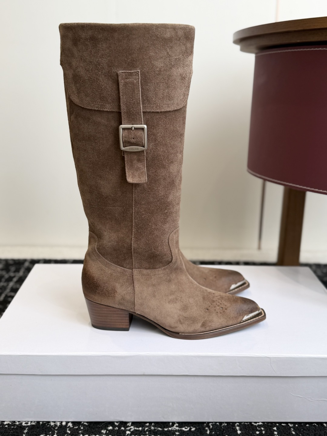 代购级 Celine 赛琳 26ss秋冬新品 复古粗跟 切尔西 尖头 长靴 高靴 骑士靴 塞琳这一季好看的款式真的是很多 代购级 Celine 赛琳 26ss秋冬新品 复古粗跟 切尔西 尖头 长靴 高靴 骑士靴 塞琳这一季好看的款式真的是很多