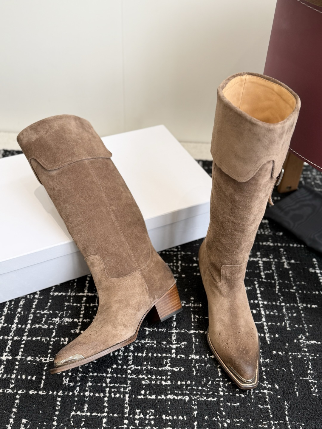 代购级 Celine 赛琳 26ss秋冬新品 复古粗跟 切尔西 尖头 长靴 高靴 骑士靴 塞琳这一季好看的款式真的是很多 代购级 Celine 赛琳 26ss秋冬新品 复古粗跟 切尔西 尖头 长靴 高靴 骑士靴 塞琳这一季好看的款式真的是很多