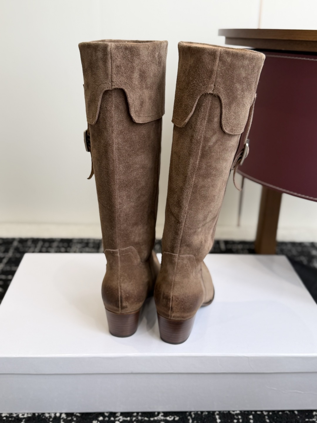代购级 Celine 赛琳 26ss秋冬新品 复古粗跟 切尔西 尖头 长靴 高靴 骑士靴 塞琳这一季好看的款式真的是很多 代购级 Celine 赛琳 26ss秋冬新品 复古粗跟 切尔西 尖头 长靴 高靴 骑士靴 塞琳这一季好看的款式真的是很多