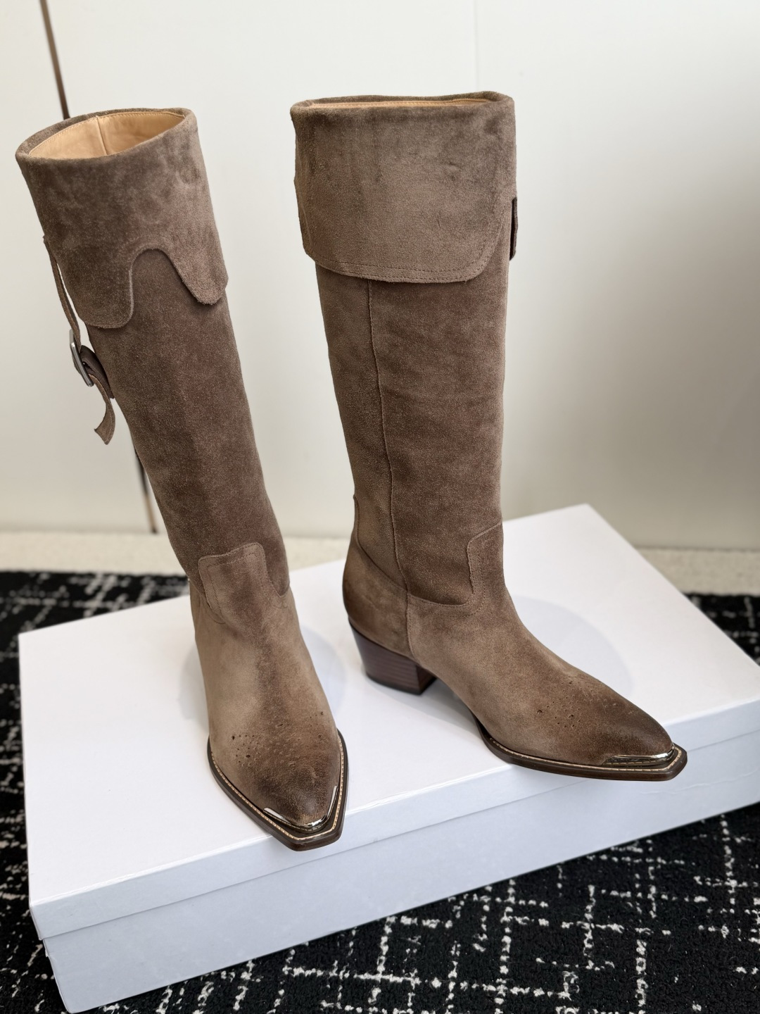 代购级 Celine 赛琳 26ss秋冬新品 复古粗跟 切尔西 尖头 长靴 高靴 骑士靴 塞琳这一季好看的款式真的是很多 代购级 Celine 赛琳 26ss秋冬新品 复古粗跟 切尔西 尖头 长靴 高靴 骑士靴 塞琳这一季好看的款式真的是很多