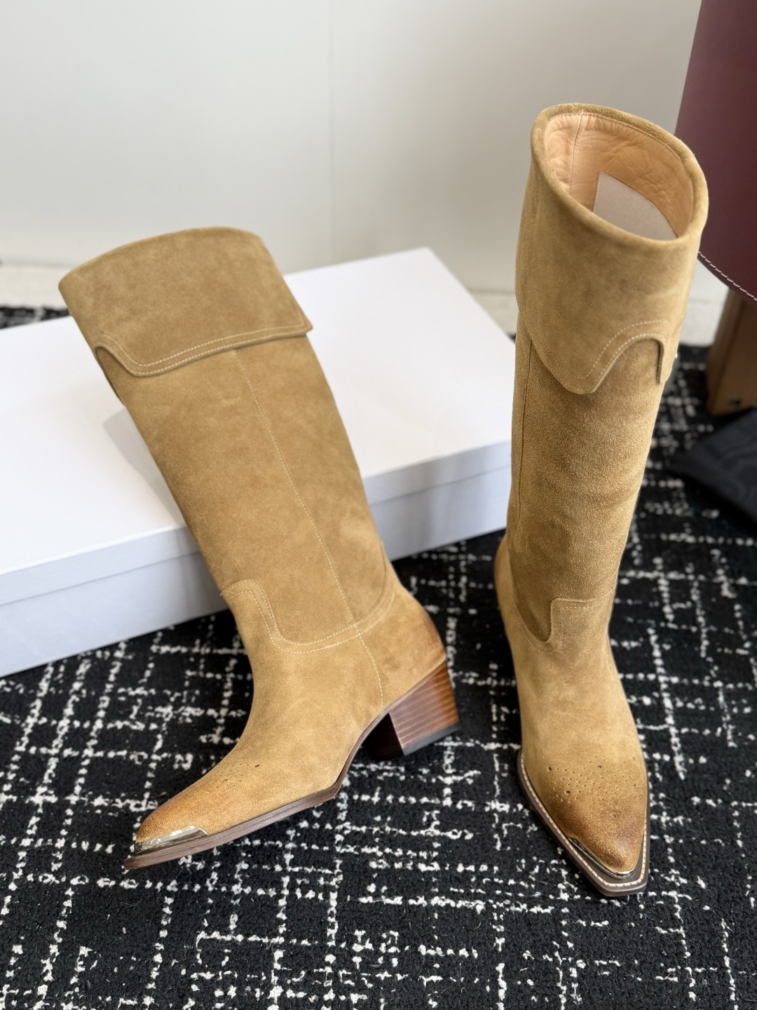 代购级 Celine 赛琳 26ss秋冬新品 复古粗跟 切尔西 尖头 长靴 高靴 骑士靴 塞琳这一季好看的款式真的是很多