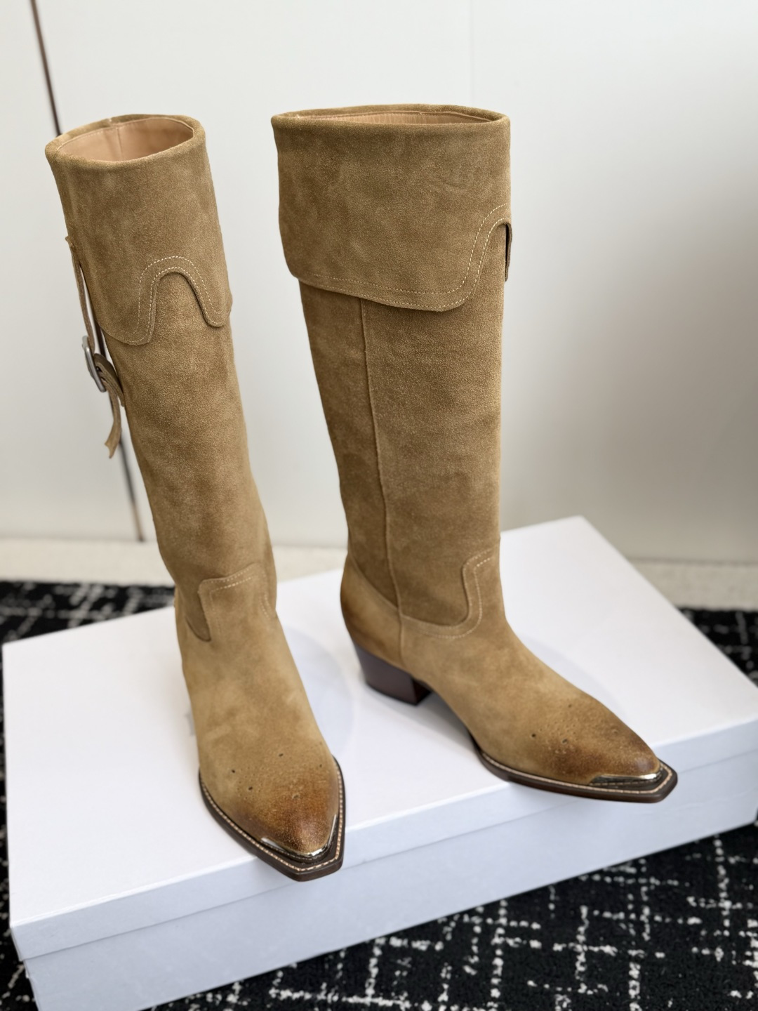 代购级 Celine 赛琳 26ss秋冬新品 复古粗跟 切尔西 尖头 长靴 高靴 骑士靴 塞琳这一季好看的款式真的是很多