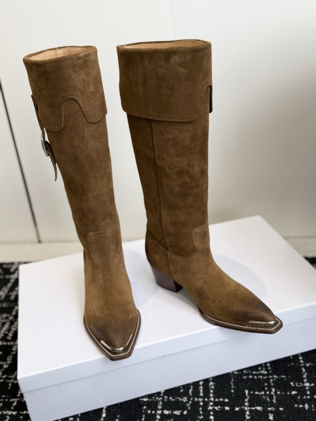 代购级 Celine 赛琳 26ss秋冬新品 复古粗跟 切尔西 尖头 长靴 高靴 骑士靴 塞琳这一季好看的款式真的是很多