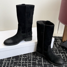 代购级 Celine 赛琳 26ss秋冬新品 粗跟 短靴 塞琳这一季好看的款式真的是很多 比如这款军靴就很机车风 重点夸 代购级 Celine 赛琳 26ss秋冬新品 粗跟 短靴 塞琳这一季好看的款式真的是很多 比如这款军靴就很机车风 重点夸