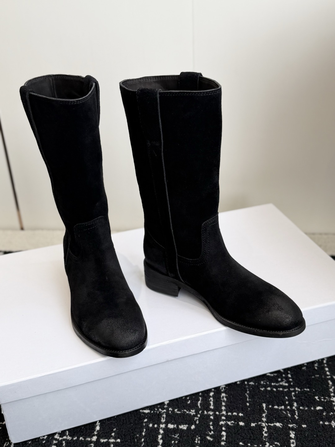 代购级 Celine 赛琳 26ss秋冬新品 粗跟 短靴 塞琳这一季好看的款式真的是很多 比如这款军靴就很机车风 重点夸 代购级 Celine 赛琳 26ss秋冬新品 粗跟 短靴 塞琳这一季好看的款式真的是很多 比如这款军靴就很机车风 重点夸