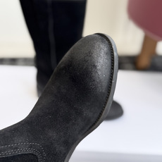 代购级 Celine 赛琳 26ss秋冬新品 粗跟 短靴 塞琳这一季好看的款式真的是很多 比如这款军靴就很机车风 重点夸 代购级 Celine 赛琳 26ss秋冬新品 粗跟 短靴 塞琳这一季好看的款式真的是很多 比如这款军靴就很机车风 重点夸