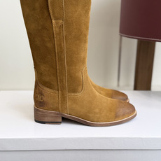 代购级 Celine 赛琳 26ss秋冬新品 粗跟 短靴 塞琳这一季好看的款式真的是很多 比如这款军靴就很机车风 重点夸 代购级 Celine 赛琳 26ss秋冬新品 粗跟 短靴 塞琳这一季好看的款式真的是很多 比如这款军靴就很机车风 重点夸