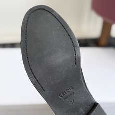 代购级 Celine 赛琳 26ss秋冬新品 粗跟 短靴 塞琳这一季好看的款式真的是很多 比如这款军靴就很机车风 重点夸 代购级 Celine 赛琳 26ss秋冬新品 粗跟 短靴 塞琳这一季好看的款式真的是很多 比如这款军靴就很机车风 重点夸