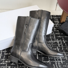 代购级 Celine 赛琳 26ss秋冬新品 粗跟 短靴 塞琳这一季好看的款式真的是很多 比如这款军靴就很机车风 重点夸 代购级 Celine 赛琳 26ss秋冬新品 粗跟 短靴 塞琳这一季好看的款式真的是很多 比如这款军靴就很机车风 重点夸
