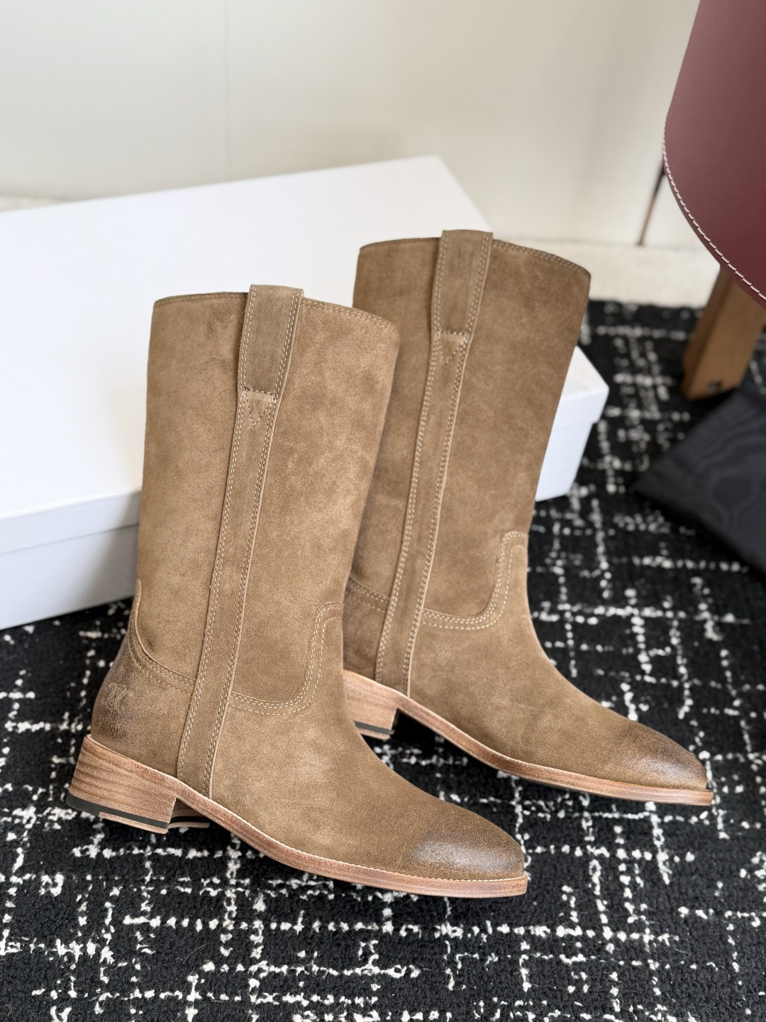 代购级 Celine 赛琳 26ss秋冬新品 粗跟 短靴 塞琳这一季好看的款式真的是很多 比如这款军靴就很机车风 重点夸 代购级 Celine 赛琳 26ss秋冬新品 粗跟 短靴 塞琳这一季好看的款式真的是很多 比如这款军靴就很机车风 重点夸