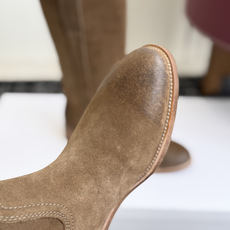 代购级 Celine 赛琳 26ss秋冬新品 粗跟 短靴 塞琳这一季好看的款式真的是很多 比如这款军靴就很机车风 重点夸 代购级 Celine 赛琳 26ss秋冬新品 粗跟 短靴 塞琳这一季好看的款式真的是很多 比如这款军靴就很机车风 重点夸
