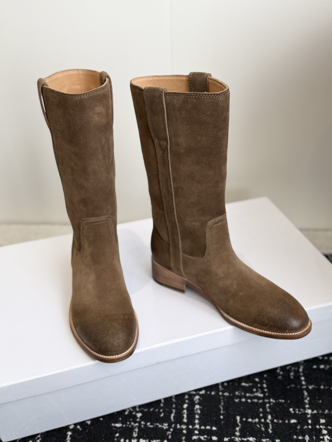 代购级 Celine 赛琳 26ss秋冬新品 粗跟 短靴 塞琳这一季好看的款式真的是很多 比如这款军靴就很机车风 重点夸 代购级 Celine 赛琳 26ss秋冬新品 粗跟 短靴 塞琳这一季好看的款式真的是很多 比如这款军靴就很机车风 重点夸