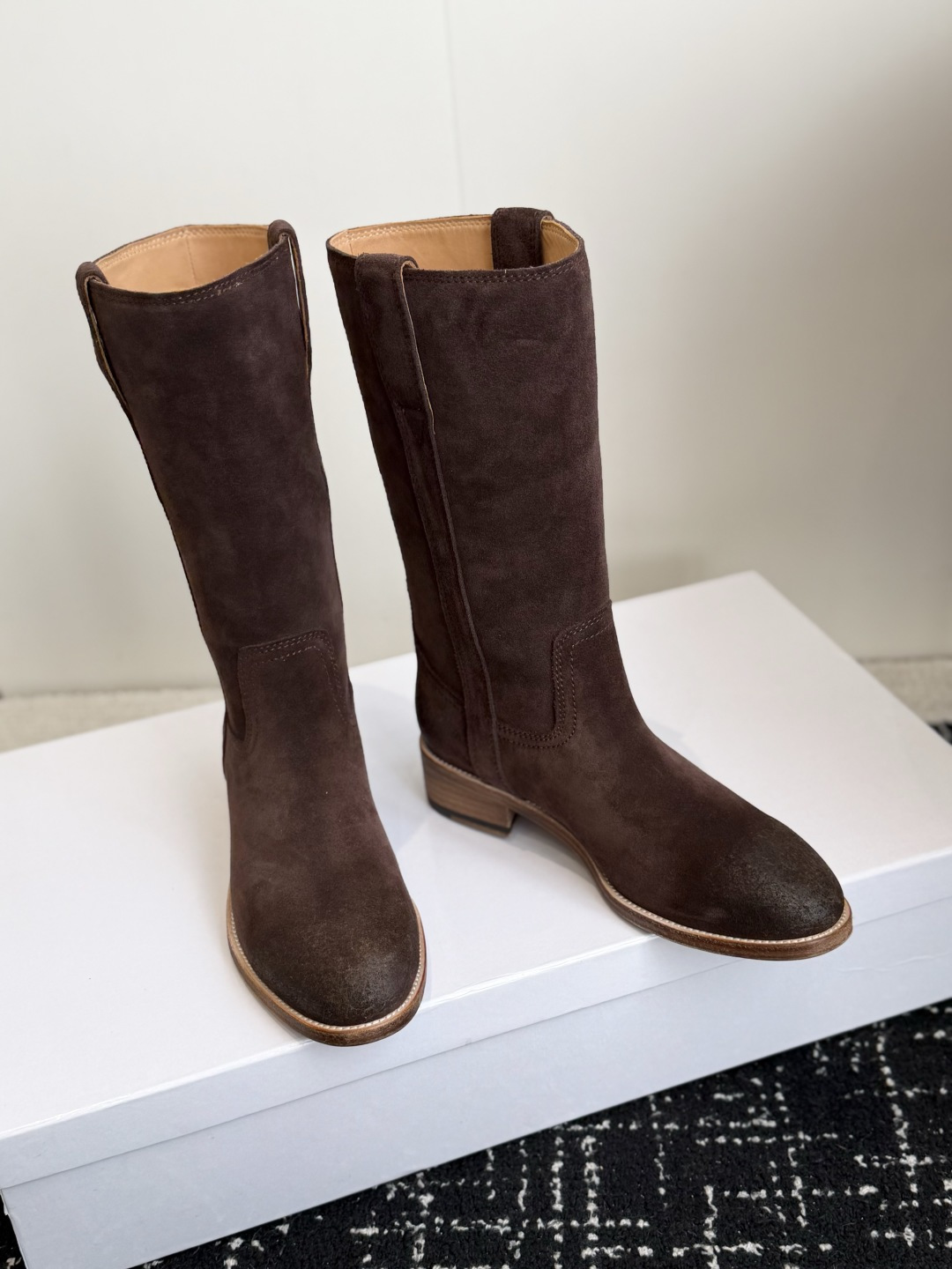 代购级 Celine 赛琳 26ss秋冬新品 粗跟 短靴 塞琳这一季好看的款式真的是很多 比如这款军靴就很机车风 重点夸 代购级 Celine 赛琳 26ss秋冬新品 粗跟 短靴 塞琳这一季好看的款式真的是很多 比如这款军靴就很机车风 重点夸