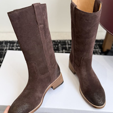 代购级 Celine 赛琳 26ss秋冬新品 粗跟 短靴 塞琳这一季好看的款式真的是很多 比如这款军靴就很机车风 重点夸 代购级 Celine 赛琳 26ss秋冬新品 粗跟 短靴 塞琳这一季好看的款式真的是很多 比如这款军靴就很机车风 重点夸