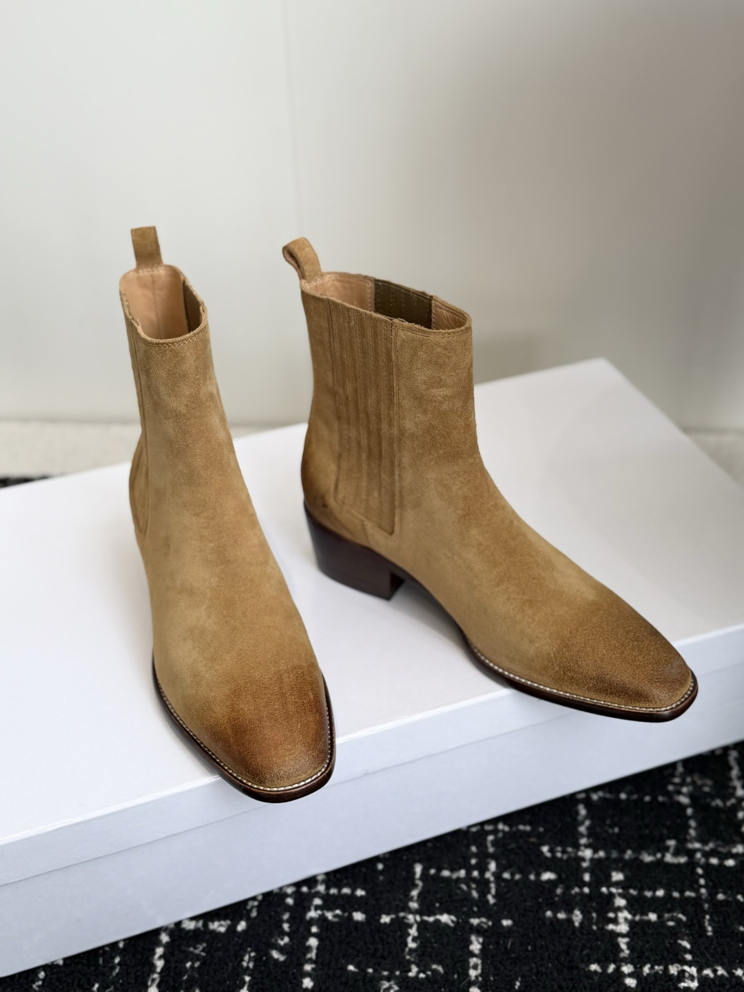 代购级 Celine 赛琳 26ss秋冬新品 粗跟 尖头 短靴 塞琳这一季好看的款式真的是很多 比如这款军靴就很机车风 代购级 Celine 赛琳 26ss秋冬新品 粗跟 尖头 短靴 塞琳这一季好看的款式真的是很多 比如这款军靴就很机车风