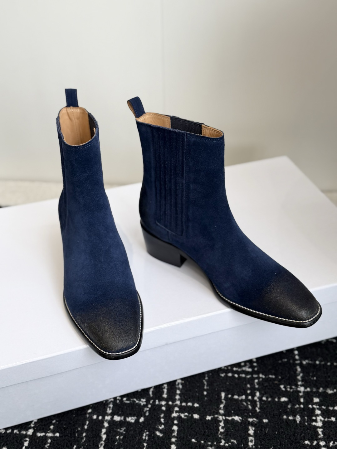 代购级 Celine 赛琳 26ss秋冬新品 粗跟  尖头 短靴 塞琳这一季好看的款式真的是很多 比如这款军靴就很机车风