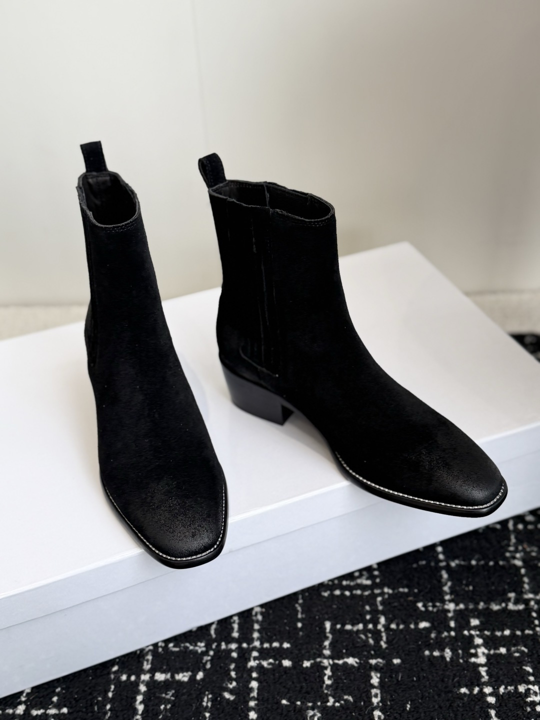 代购级 Celine 赛琳 26ss秋冬新品 粗跟 尖头 短靴 塞琳这一季好看的款式真的是很多 比如这款军靴就很机车风 代购级 Celine 赛琳 26ss秋冬新品 粗跟 尖头 短靴 塞琳这一季好看的款式真的是很多 比如这款军靴就很机车风
