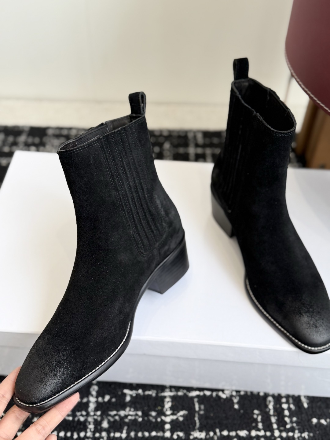 代购级 Celine 赛琳 26ss秋冬新品 粗跟 尖头 短靴 塞琳这一季好看的款式真的是很多 比如这款军靴就很机车风 代购级 Celine 赛琳 26ss秋冬新品 粗跟 尖头 短靴 塞琳这一季好看的款式真的是很多 比如这款军靴就很机车风