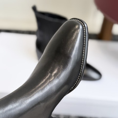 代购级 Celine 赛琳 26ss秋冬新品 粗跟 尖头 短靴 塞琳这一季好看的款式真的是很多 比如这款军靴就很机车风 代购级 Celine 赛琳 26ss秋冬新品 粗跟 尖头 短靴 塞琳这一季好看的款式真的是很多 比如这款军靴就很机车风