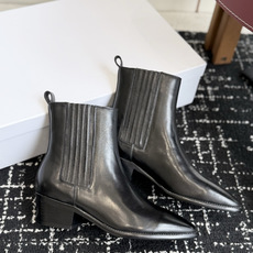 代购级 Celine 赛琳 26ss秋冬新品 粗跟 尖头 短靴 塞琳这一季好看的款式真的是很多 比如这款军靴就很机车风 代购级 Celine 赛琳 26ss秋冬新品 粗跟 尖头 短靴 塞琳这一季好看的款式真的是很多 比如这款军靴就很机车风