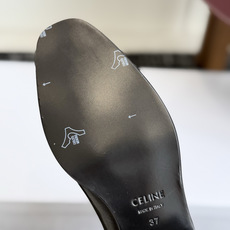 代购级 Celine 赛琳 26ss秋冬新品 粗跟 尖头 短靴 塞琳这一季好看的款式真的是很多 比如这款军靴就很机车风 代购级 Celine 赛琳 26ss秋冬新品 粗跟 尖头 短靴 塞琳这一季好看的款式真的是很多 比如这款军靴就很机车风