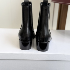 代购级 Celine 赛琳 26ss秋冬新品 粗跟 尖头 短靴 塞琳这一季好看的款式真的是很多 比如这款军靴就很机车风 代购级 Celine 赛琳 26ss秋冬新品 粗跟 尖头 短靴 塞琳这一季好看的款式真的是很多 比如这款军靴就很机车风