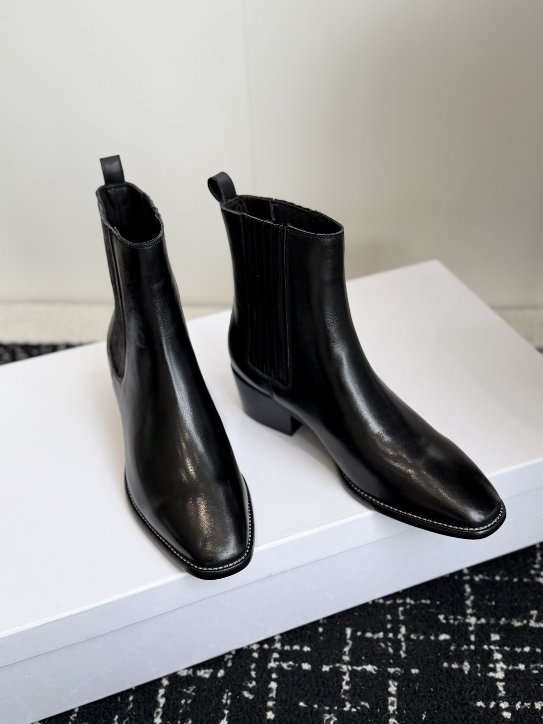 代购级 Celine 赛琳 26ss秋冬新品 粗跟 尖头 短靴 塞琳这一季好看的款式真的是很多 比如这款军靴就很机车风 代购级 Celine 赛琳 26ss秋冬新品 粗跟 尖头 短靴 塞琳这一季好看的款式真的是很多 比如这款军靴就很机车风