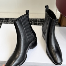代购级 Celine 赛琳 26ss秋冬新品 粗跟 尖头 短靴 塞琳这一季好看的款式真的是很多 比如这款军靴就很机车风 代购级 Celine 赛琳 26ss秋冬新品 粗跟 尖头 短靴 塞琳这一季好看的款式真的是很多 比如这款军靴就很机车风