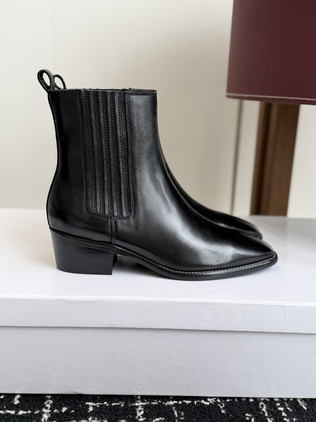 代购级 Celine 赛琳 26ss秋冬新品 粗跟 尖头 短靴 塞琳这一季好看的款式真的是很多 比如这款军靴就很机车风 代购级 Celine 赛琳 26ss秋冬新品 粗跟 尖头 短靴 塞琳这一季好看的款式真的是很多 比如这款军靴就很机车风